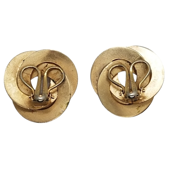 NAPIER RARE 1950s GOLDTONED TEXTURED INFINITY RING STYLE CLIP ON EARRINGS - Picture 3 of 4